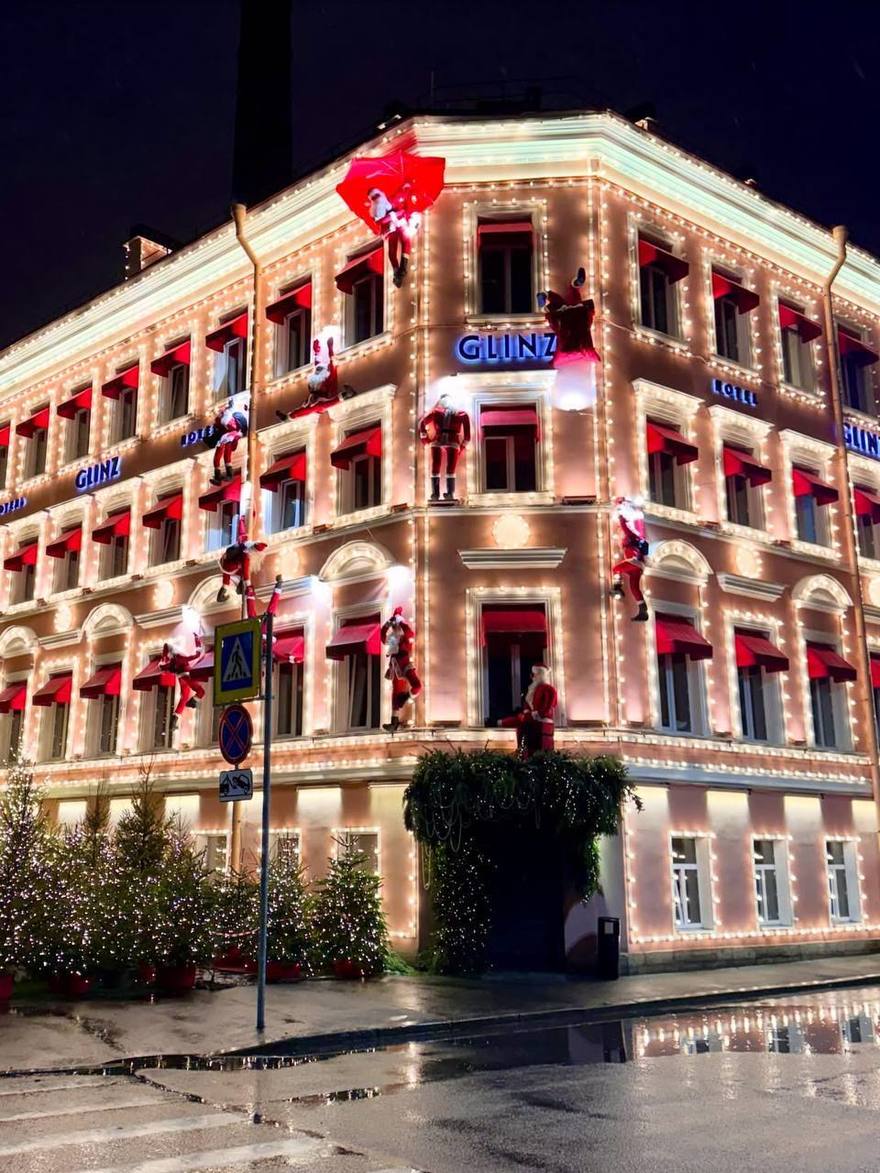 Деды Морозы устроили настоящий захват отеля на Петроградской 