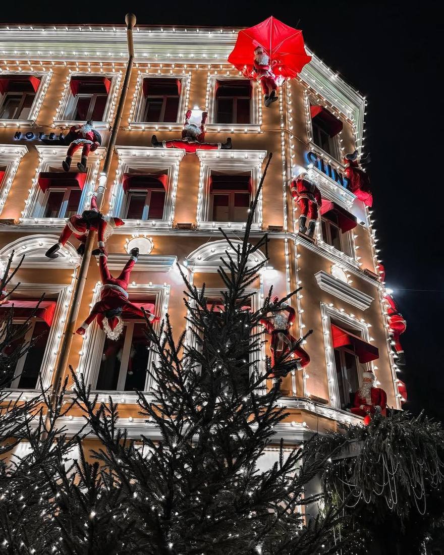 Деды Морозы устроили настоящий захват отеля на Петроградской 