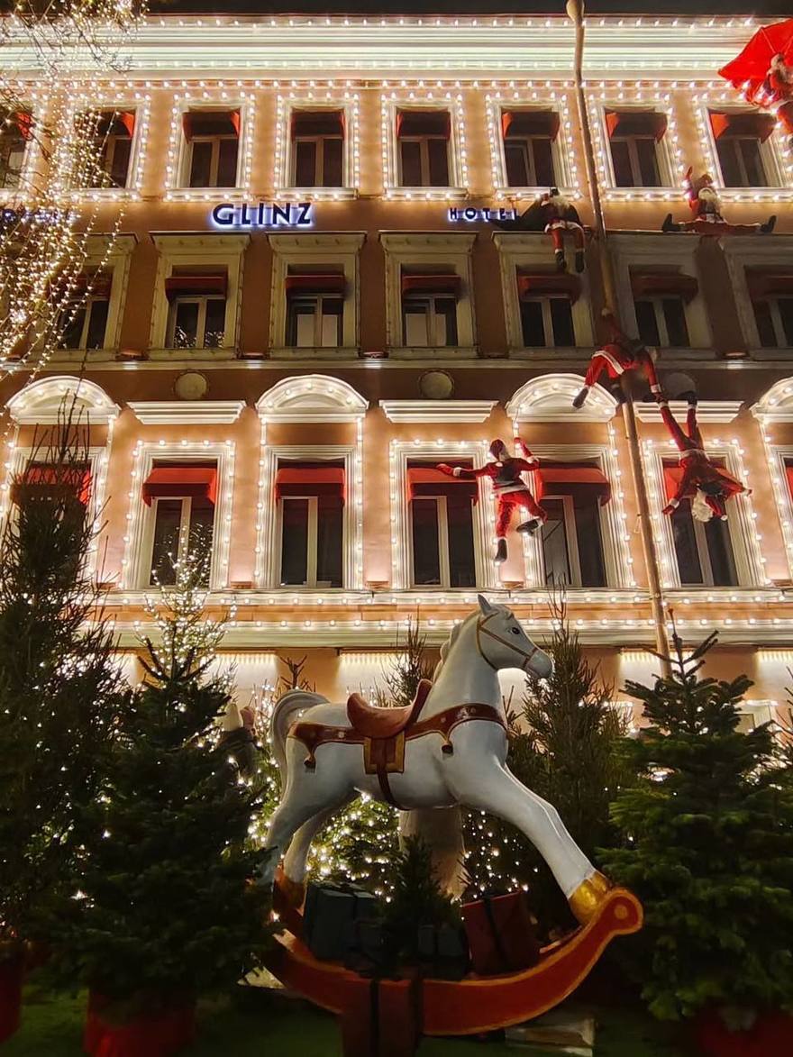 Деды Морозы устроили настоящий захват отеля на Петроградской 