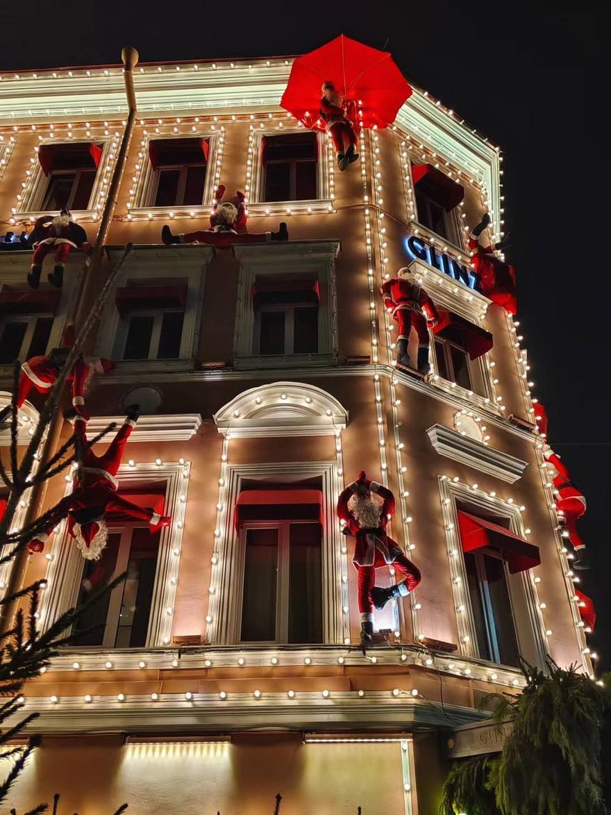 Деды Морозы устроили настоящий захват отеля на Петроградской 