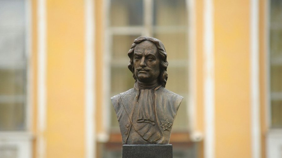 Бюст Петра Первого установили в Ботаническом саду
