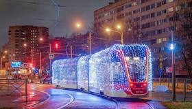 По проспекту Просвещения заметили праздничный трамвай № 100