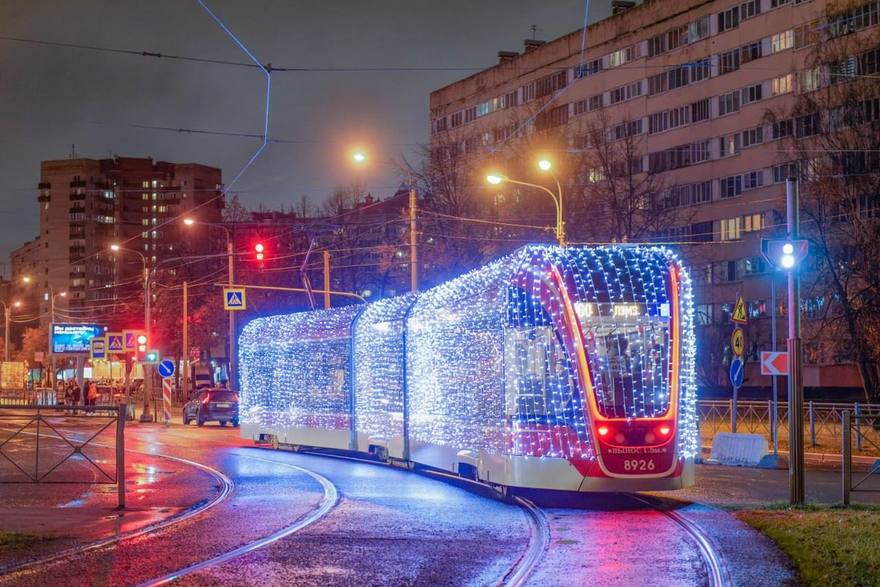 По проспекту Просвещения заметили праздничный трамвай № 100