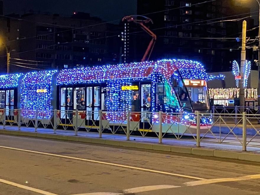 По проспекту Просвещения заметили праздничный трамвай № 100