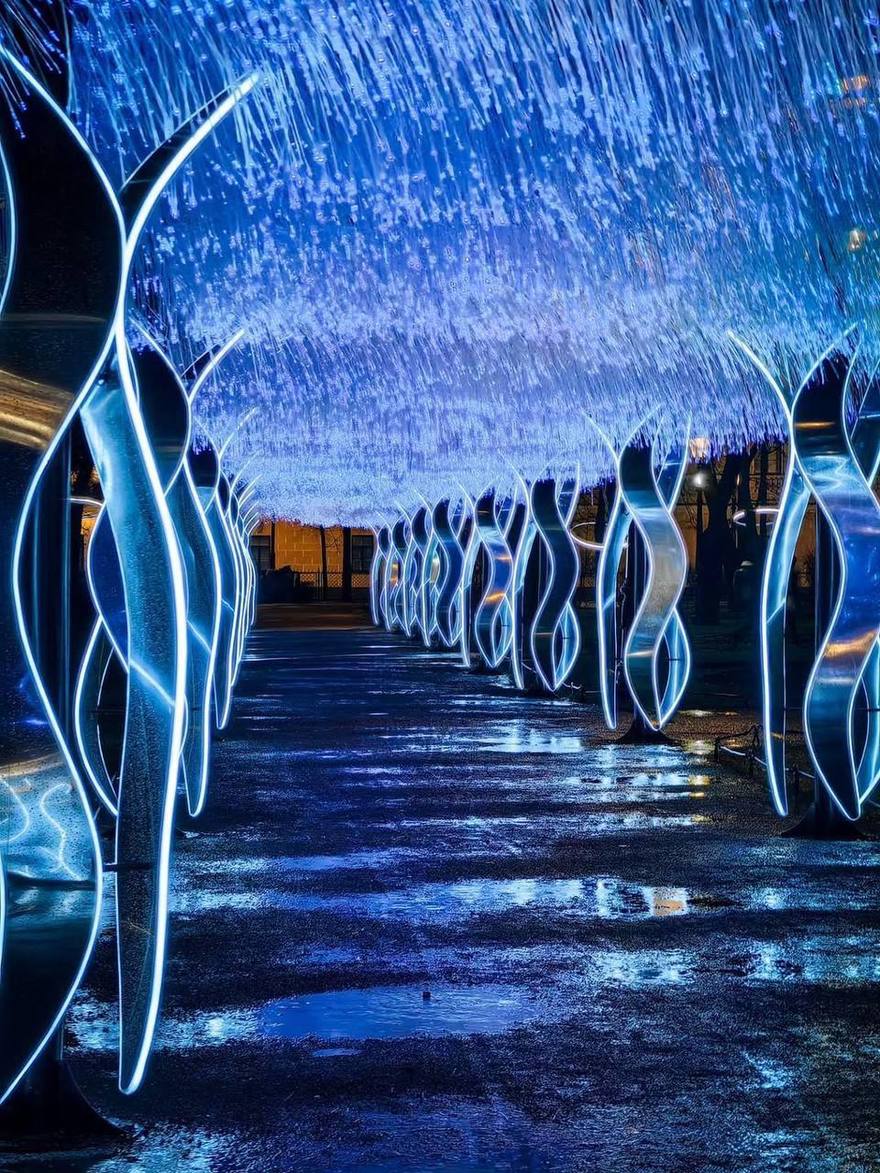 Невероятный космический тоннель появился у здания Президентской библиотеки