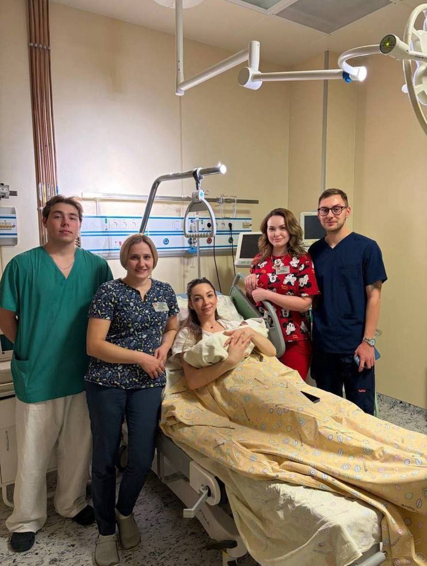 Первый ребёнок 2026 года в Петербурге появился на свет в 00:02 — в роддоме №9 родился мальчик. Его мама — преподавательница одного из городских вузов.