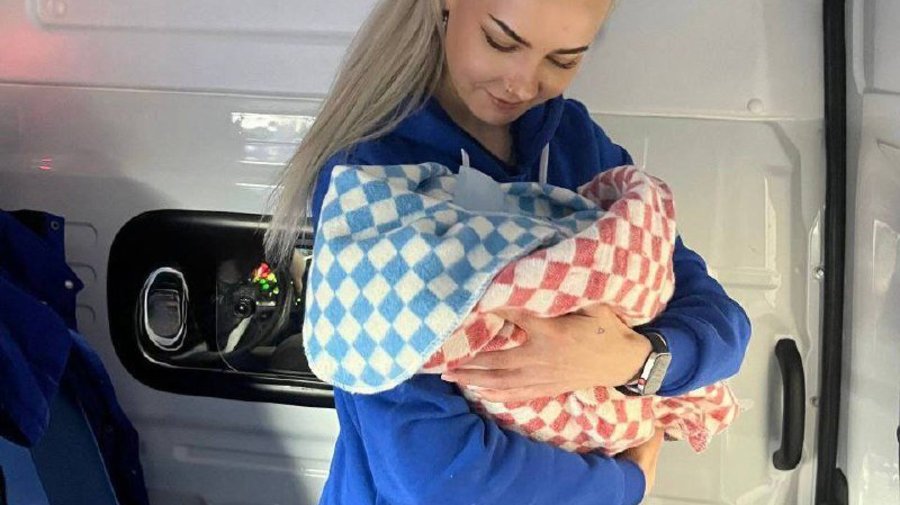 Роды в машине приняла бригада скорой помощи под Новый год в Ленобласти.