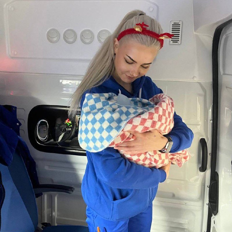 Роды в машине приняла бригада скорой помощи под Новый год в Ленобласти.