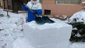 Петербургский пенсионер создал снежные древнегреческие вазы во дворе дома