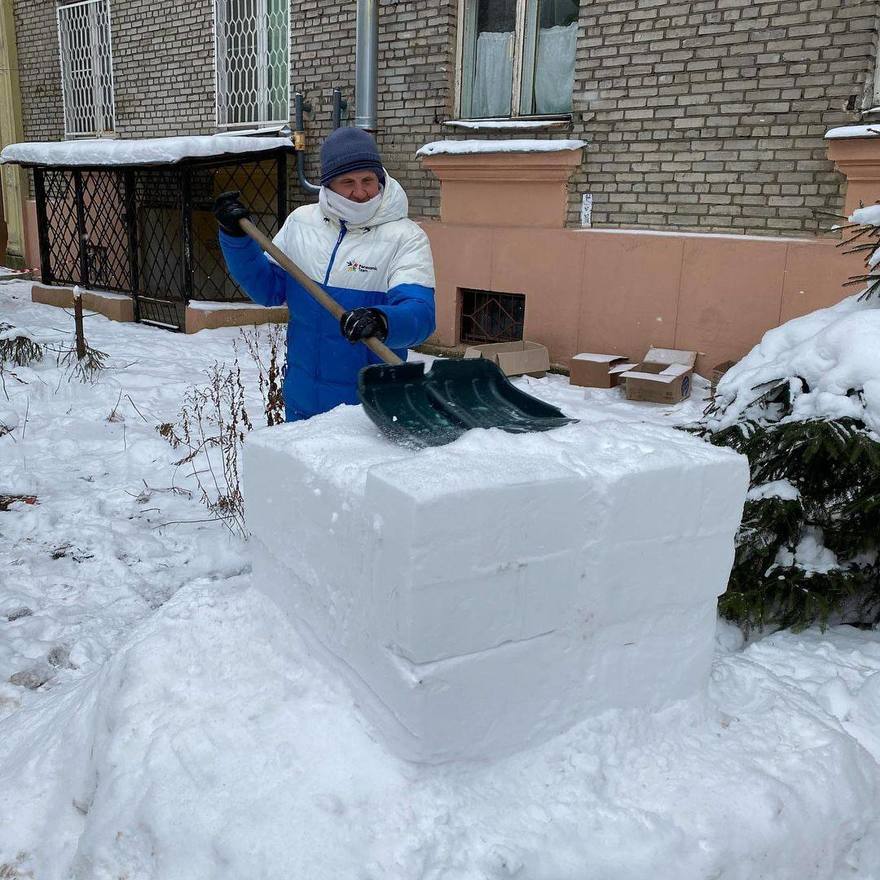 Петербургский пенсионер создал снежные древнегреческие вазы во дворе дома