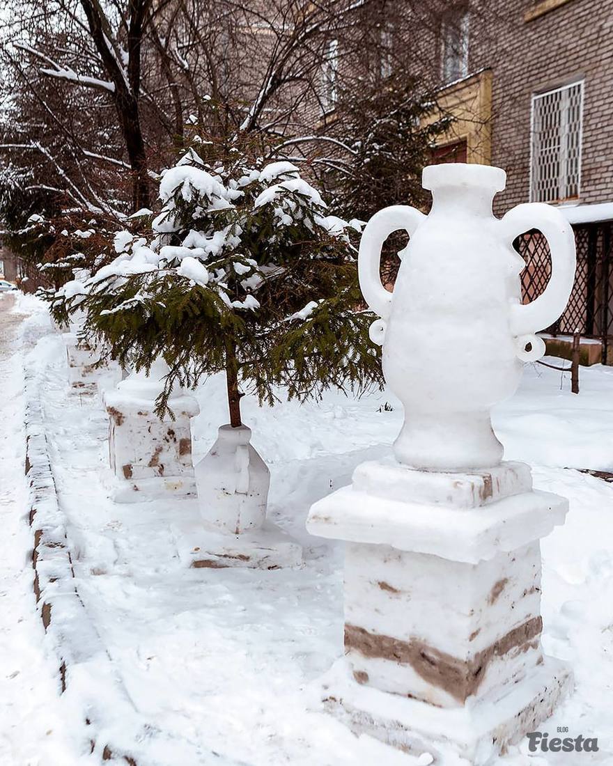 Петербургский пенсионер создал снежные древнегреческие вазы во дворе дома