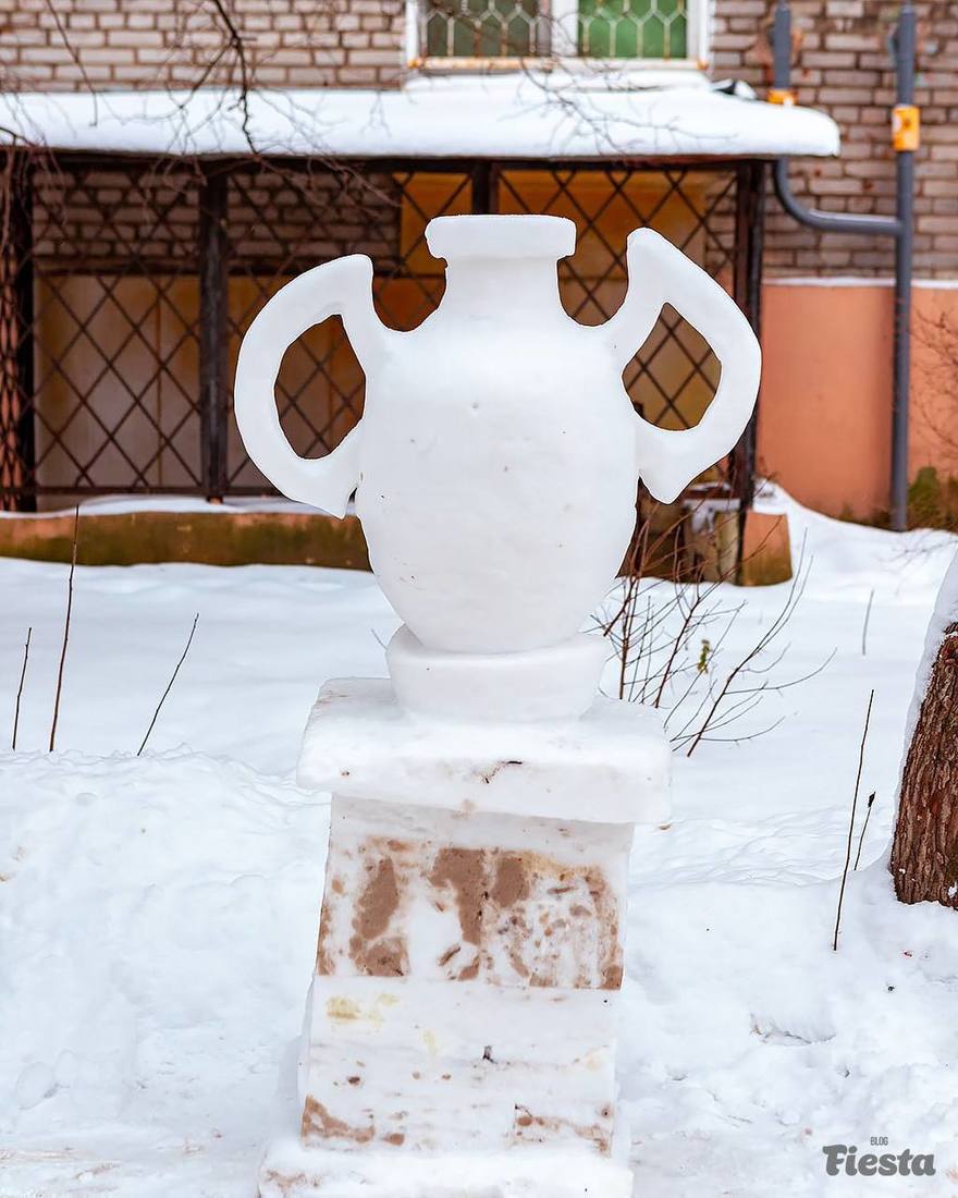 Петербургский пенсионер создал снежные древнегреческие вазы во дворе дома