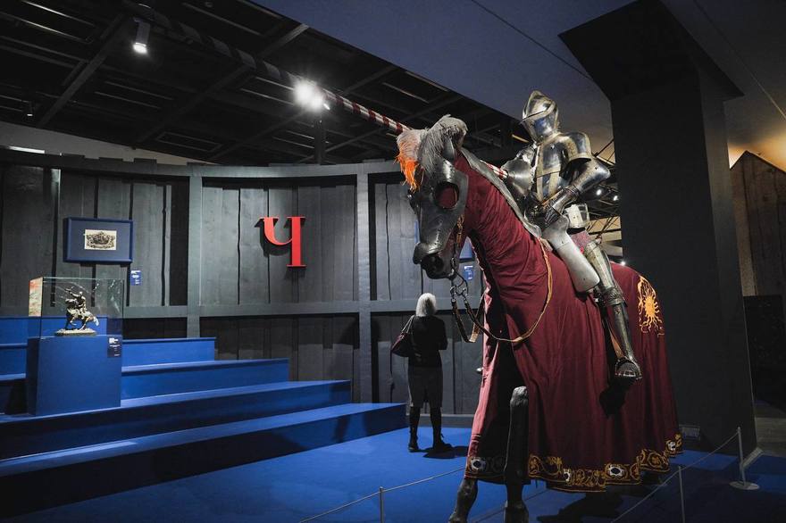 В Центральном выставочном зале «Манеж» стартовала выставка «Все Бенуа – всё Бенуа» — масштабный рассказ о легендарной творческой династии России и Петербурга.