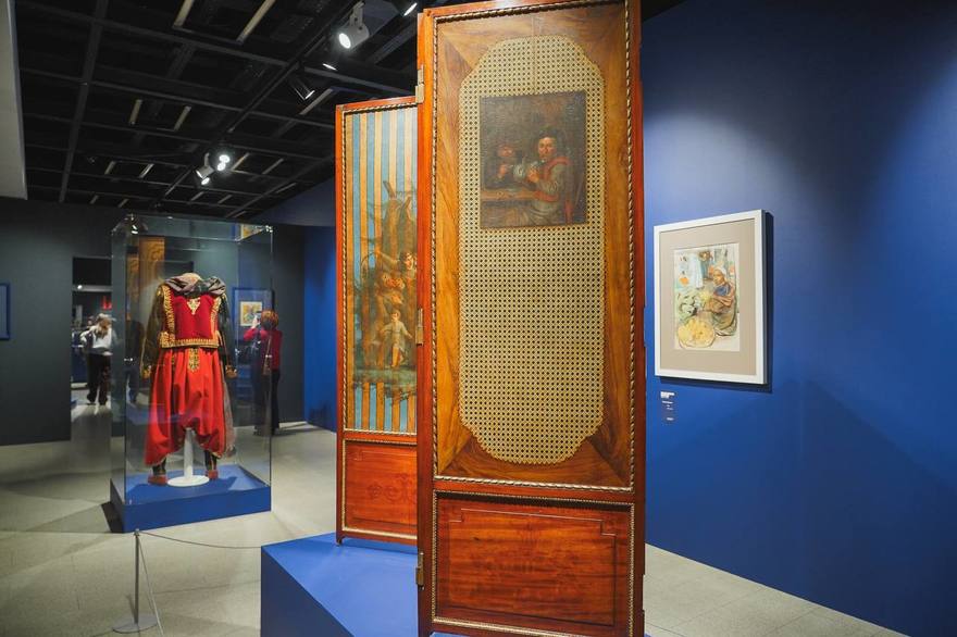 В Центральном выставочном зале «Манеж» стартовала выставка «Все Бенуа – всё Бенуа» — масштабный рассказ о легендарной творческой династии России и Петербурга.