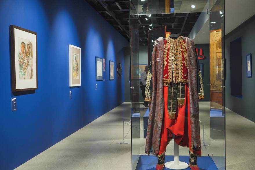 В Центральном выставочном зале «Манеж» стартовала выставка «Все Бенуа – всё Бенуа» — масштабный рассказ о легендарной творческой династии России и Петербурга.