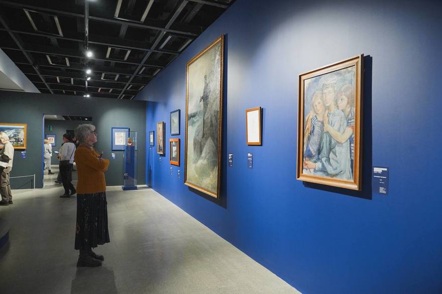 В Центральном выставочном зале «Манеж» стартовала выставка «Все Бенуа – всё Бенуа» — масштабный рассказ о легендарной творческой династии России и Петербурга.