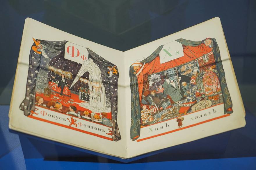 В Центральном выставочном зале «Манеж» стартовала выставка «Все Бенуа – всё Бенуа» — масштабный рассказ о легендарной творческой династии России и Петербурга.