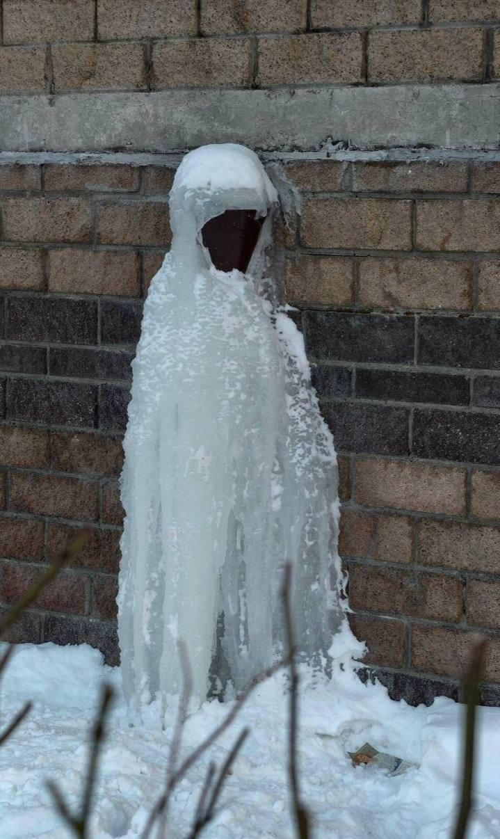 Самую устрашающую сосульку Петербурга заметили на Парнасе.