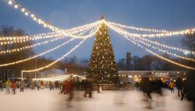 Каток в ЦПКиО им. С.М. Кирова работает бесплатно с 09:00 до 11:00.