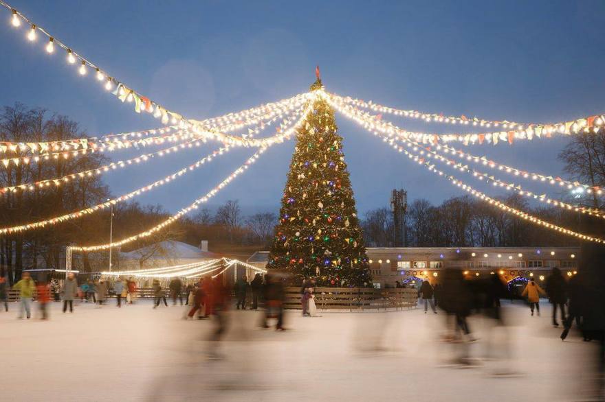Каток в ЦПКиО им. С.М. Кирова работает бесплатно с 09:00 до 11:00.
