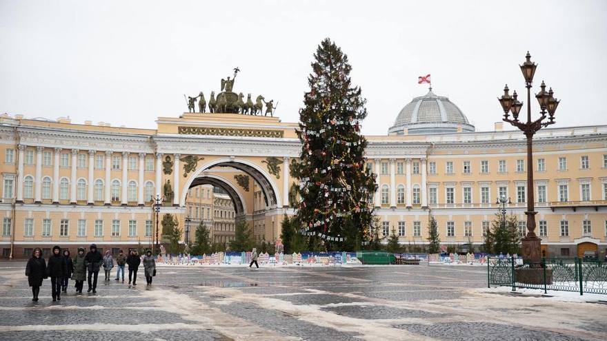 В ночь с 22 на 23 января на Дворцовой площади в Петербурге разберут главную ёлку. Об этом сообщили в пресс-службе Комитета по печати и взаимодействию со СМИ.