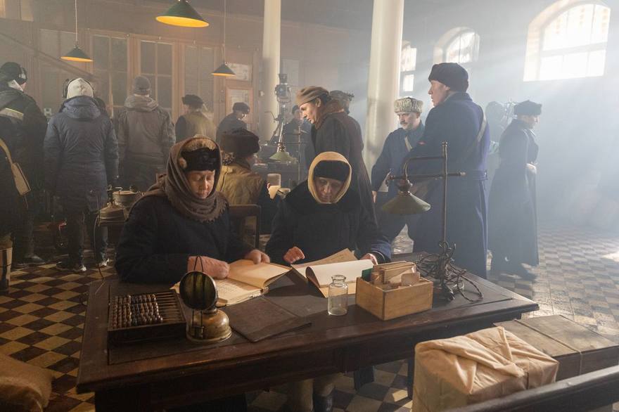 На киностудии «Ленфильм» совместно со студией «Автор» стартовали съёмки полнометражного фильма «На краю детства» — драмы о блокадном Ленинграде.