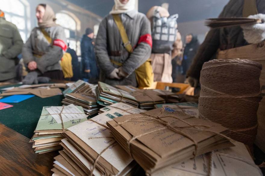 На киностудии «Ленфильм» совместно со студией «Автор» стартовали съёмки полнометражного фильма «На краю детства» — драмы о блокадном Ленинграде.