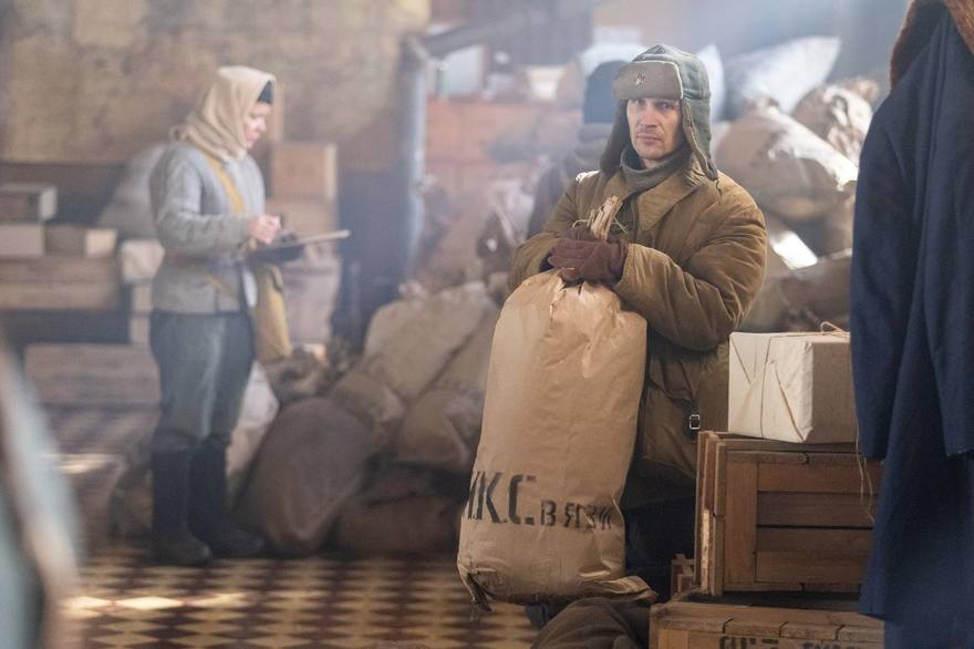 На киностудии «Ленфильм» совместно со студией «Автор» стартовали съёмки полнометражного фильма «На краю детства» — драмы о блокадном Ленинграде.