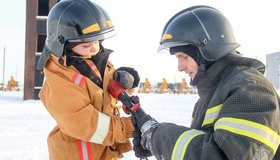 Питерские спасатели исполнили мечту шестилетнего мальчика и помогли ему провести день в роли пожарного.