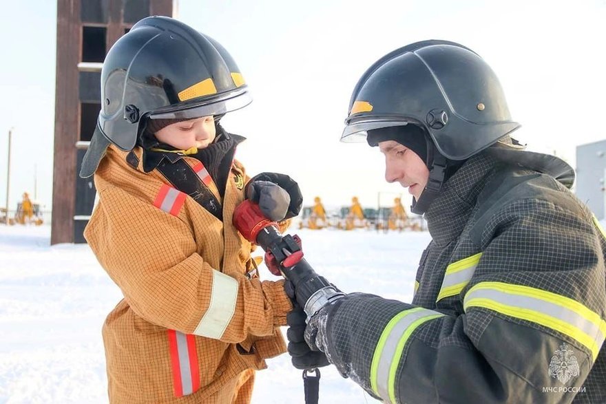 Питерские спасатели исполнили мечту шестилетнего мальчика и помогли ему провести день в роли пожарного.