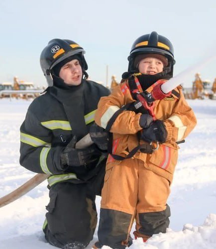 Питерские спасатели исполнили мечту шестилетнего мальчика и помогли ему провести день в роли пожарного.