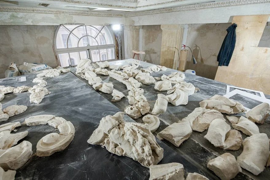 В Доме Радио во время реставрации нашли утраченный барельеф начала XX века.