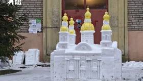 Снежный Никольский собор вылепил в своём дворе 69-летний пенсионер из Петербурга. 