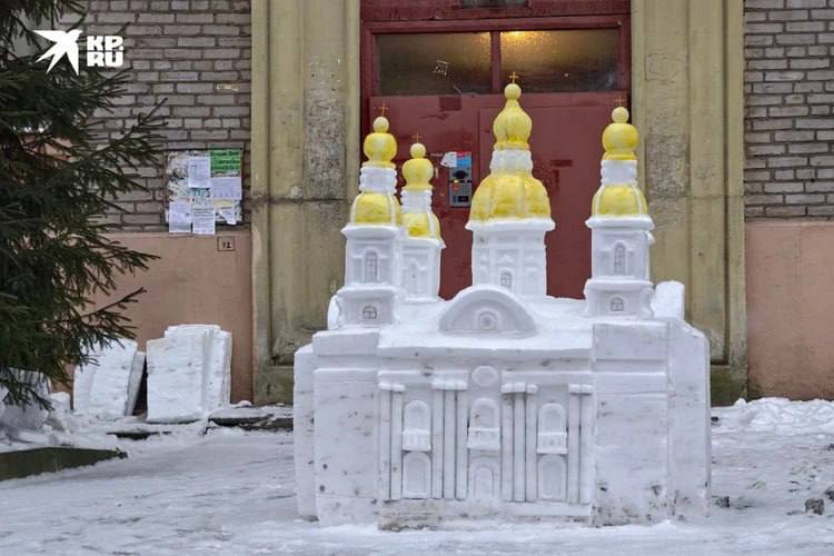 Снежный Никольский собор вылепил в своём дворе 69-летний пенсионер из Петербурга.