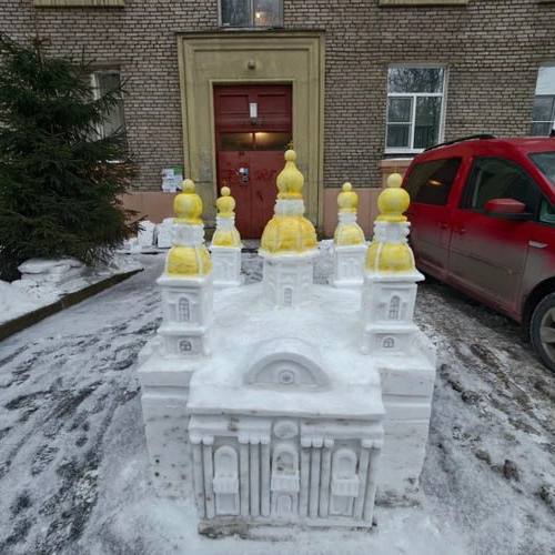 Снежный Никольский собор вылепил в своём дворе 69-летний пенсионер из Петербурга.