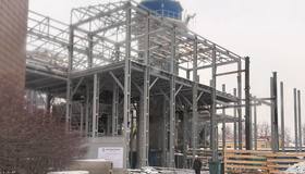 Над будущей станцией метро «Заставская» закипела стройка: прямо там, где скоро поедут поезда, возводят наземный комплекс шахты.