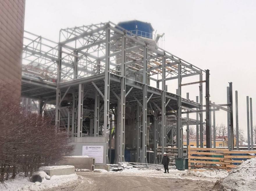 Над будущей станцией метро «Заставская» закипела стройка: прямо там, где скоро поедут поезда, возводят наземный комплекс шахты.