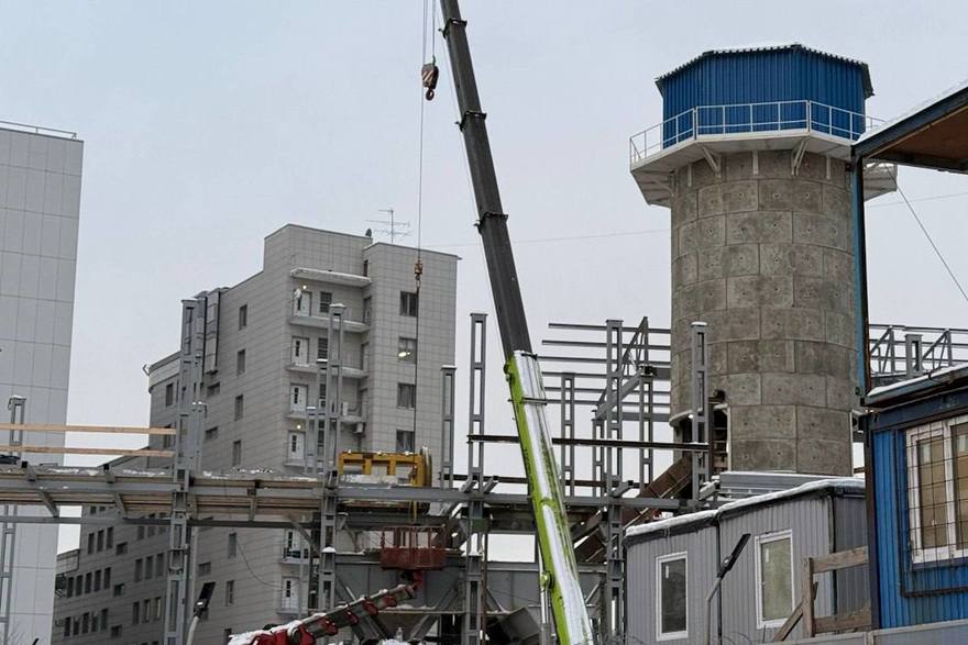 Над будущей станцией метро «Заставская» закипела стройка: прямо там, где скоро поедут поезда, возводят наземный комплекс шахты.