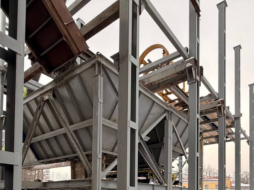 Над будущей станцией метро «Заставская» закипела стройка: прямо там, где скоро поедут поезда, возводят наземный комплекс шахты.