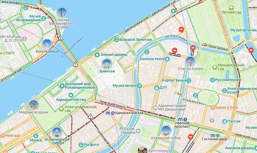 Автомобилисты не могут проехать по Дворцовому и Литейному мосту.