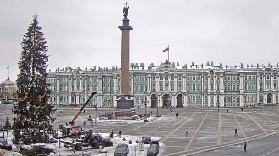 На Дворцовой площади начали разбирать новогоднюю ёлку