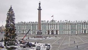 На Дворцовой площади начали разбирать новогоднюю ёлку