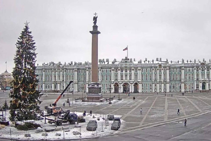 На Дворцовой площади начали разбирать новогоднюю ёлку