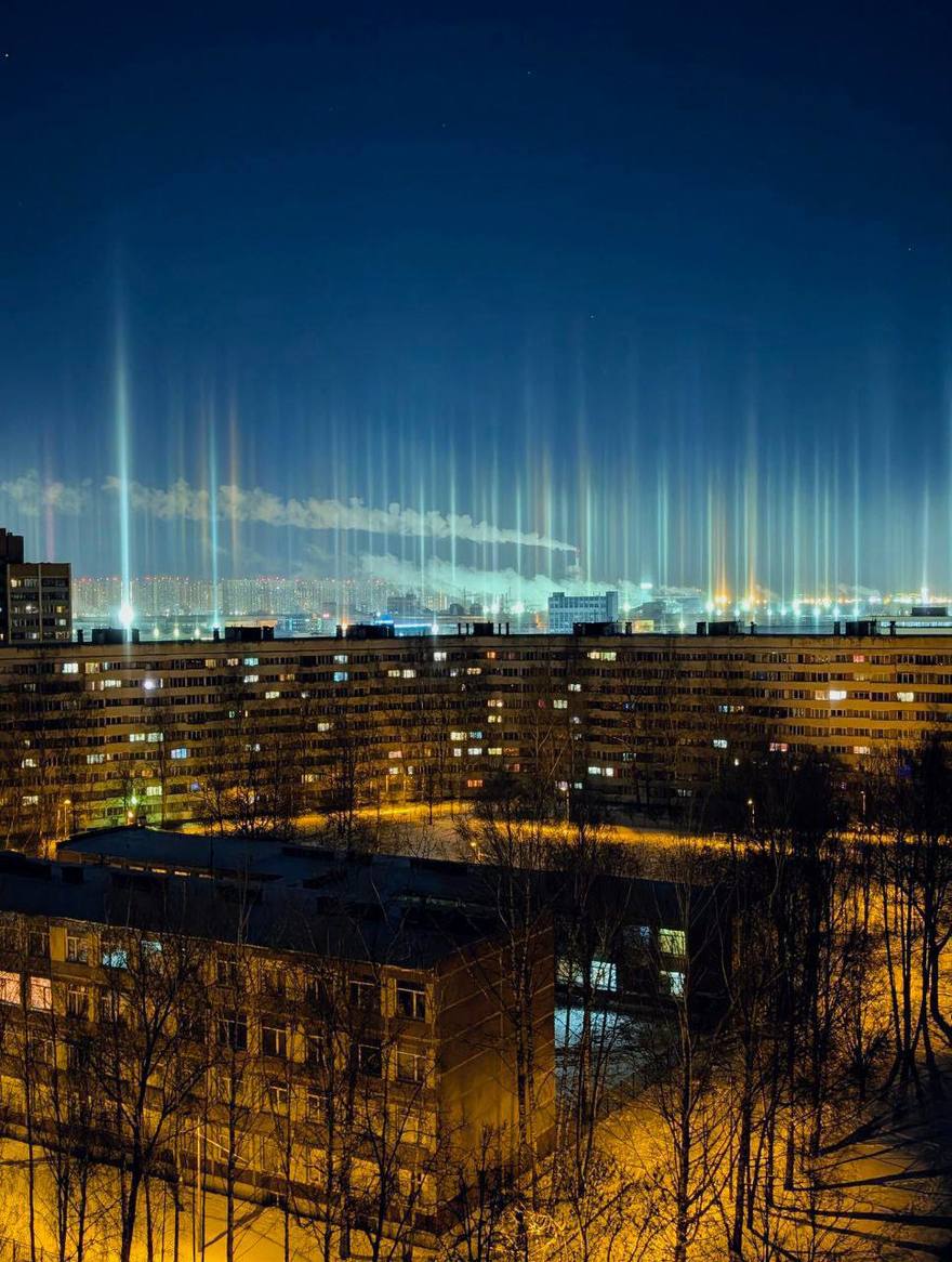Редкие световые столбы появились ранним утром на Севере города
