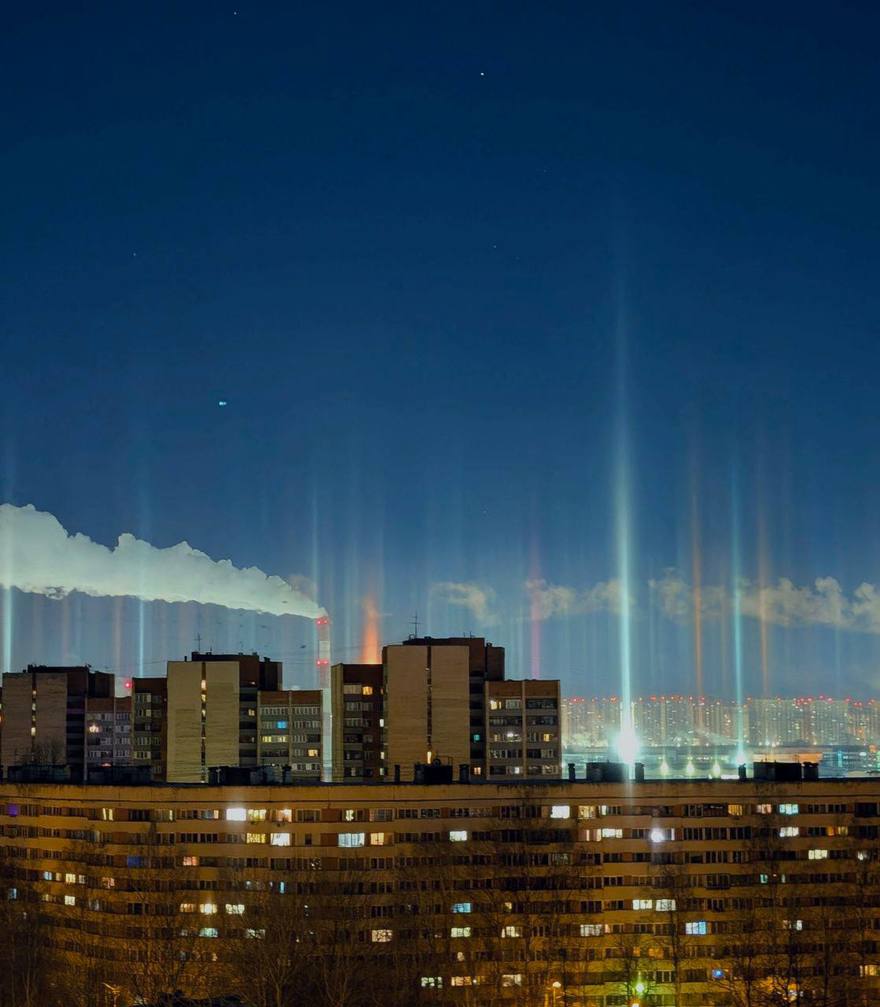 Редкие световые столбы появились ранним утром на Севере города