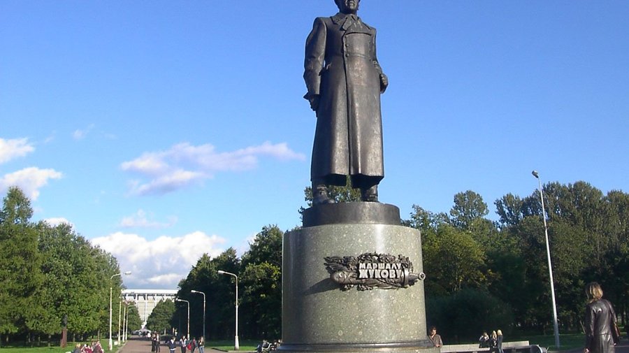Памятник маршалу Жукову