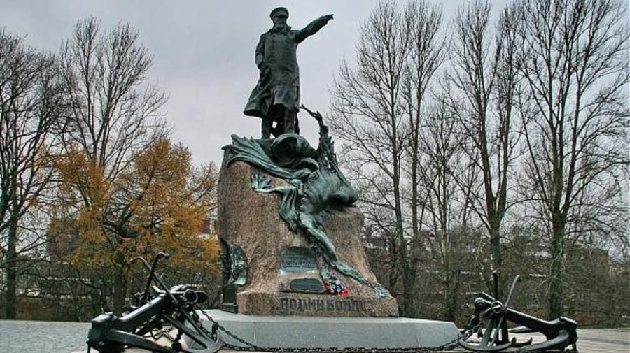 Памятник адмиралу Макарову