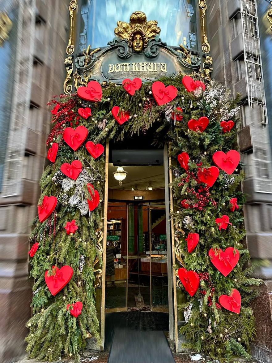 Романтичный декор появился на входе в «Дом книги»