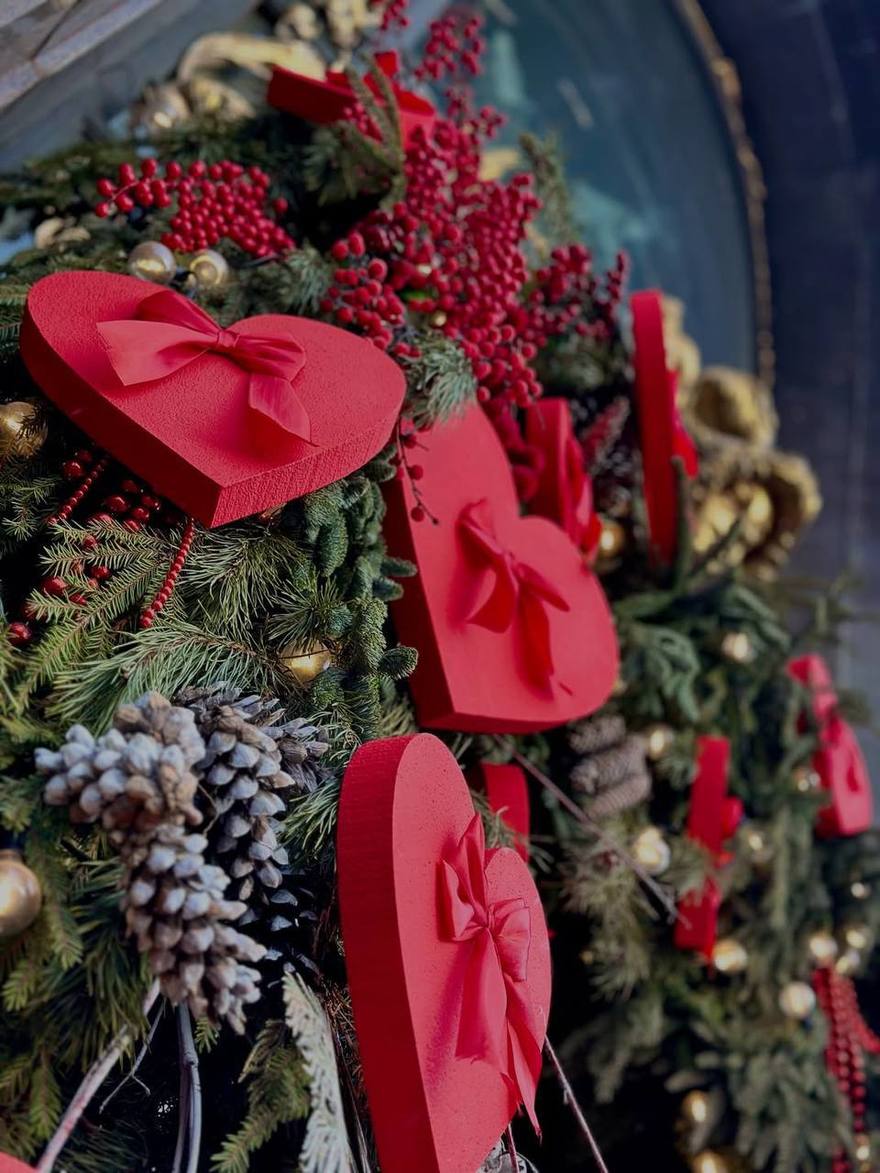 Романтичный декор появился на входе в «Дом книги»