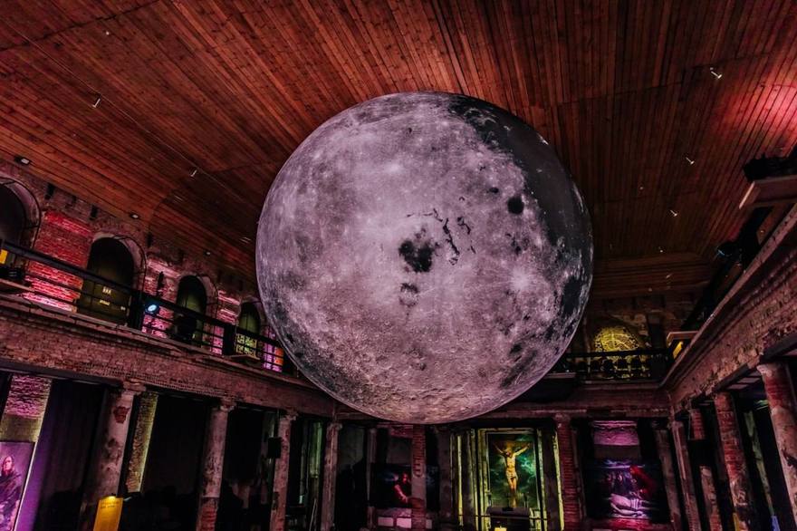 В Анненкирхе снова светится легендарная Луна — символ новой масштабной выставки «История всего: от Сотворения до Апокалипсиса»